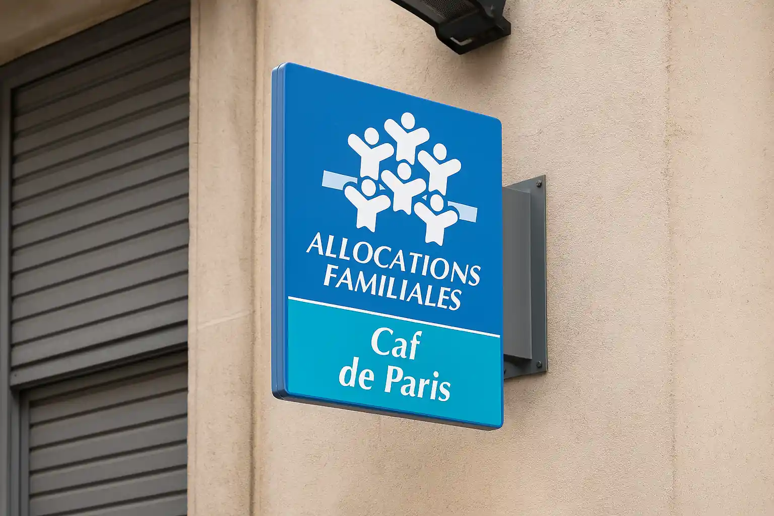 Panneau extérieur de la CAF en France, symbole des aides sociales et de l’accès aux crédits sociaux en France pour les familles à faible revenu.
