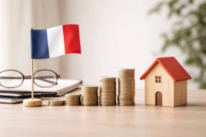 Scène illustrant le financement en France, avec des piles de pièces en progression, une petite maison en bois symbolisant l’immobilier, et un drapeau français posé sur un bureau, représentant l’épargne, le financement immobilier et la planification financière dans le contexte économique français.