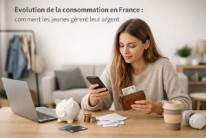 Une jeune femme assise à une table dans un intérieur moderne consulte son smartphone tout en tenant un portefeuille avec des billets, entourée d’objets liés à la finance tels qu’un ordinateur portable, une tirelire, des pièces de monnaie, des cartes bancaires, des factures et un café à emporter, illustrant la gestion personnelle de la finance et les habitudes de consommation des jeunes en France.