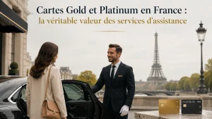 Scène publicitaire sophistiquée et minimaliste dans les rues de Paris, montrant une femme accueillie par un concierge à côté d’un véhicule exécutif noir. La tour Eiffel apparaît en arrière-plan dans une ambiance élégante et harmonieuse. Des cartes premium dorée et noire symbolisent les avantages d’assistance associés à une carte de crédit Gold et Platinum en France. Le titre en français est mis en évidence en haut de l’image, renforçant l’esthétique raffinée et exclusive de la scène.